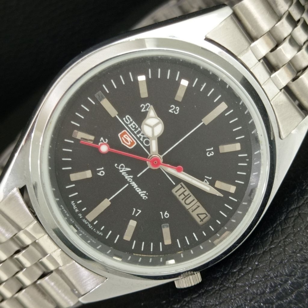 Vintage 1988 Seiko Automatic Mens Silver Watch WDaydate  Red Accents